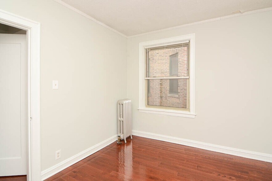 Building Photo - 551.5 W Surf St