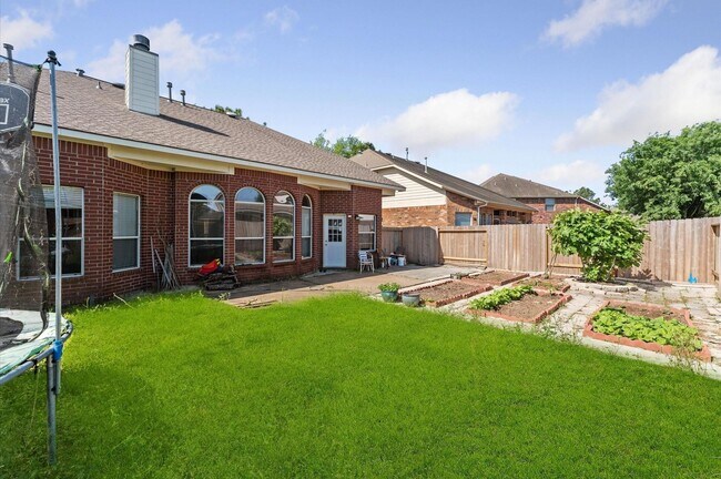 Building Photo - 26414 Creston Woods Dr