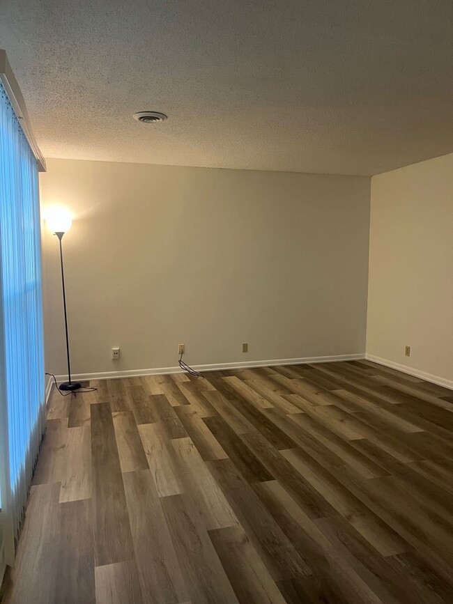 Building Photo - Spacious 2 bdrm/1.5 bath townhome in Cedar...