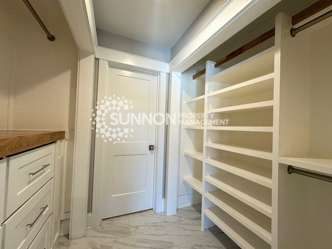 Building Photo - Modern 3-Story Townhome in the Heart of Plaza-Midwood - Walk to Everyt