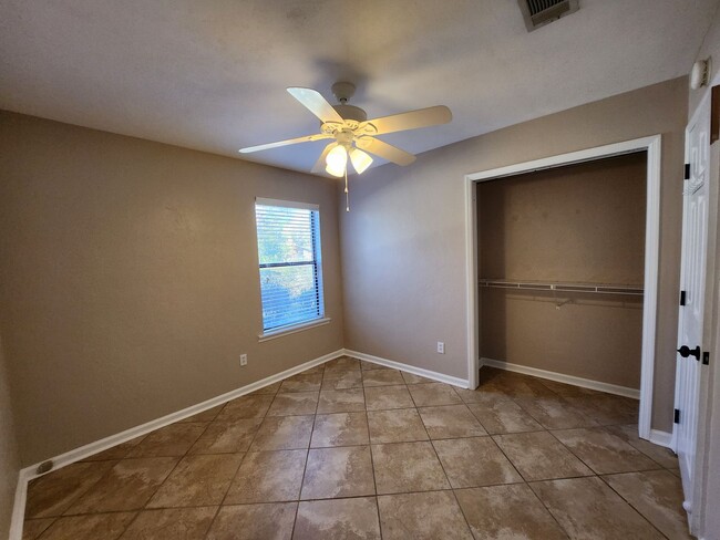 Building Photo - 3 bedroom house for rent right away in NE ...