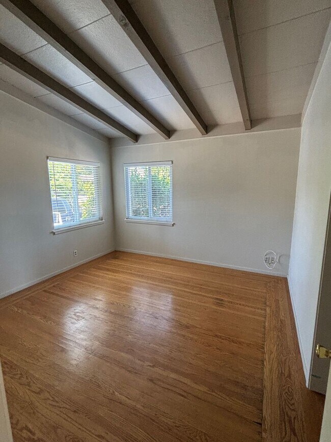 Building Photo - 2 Bedroom 1 Bathroom located in Santa Rosa...