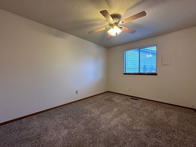 Building Photo - Charming 2 Bedroom Duplex with Spacious Yard in Gresham!