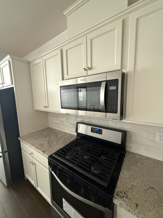 Building Photo - HALF OFF 1ST MONTHS RENT