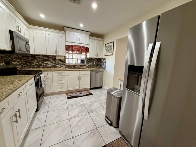 Building Photo - 5850 Summerfield Ct