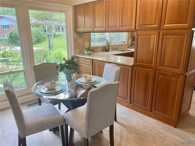 Building Photo - 825 Woodruff Dr