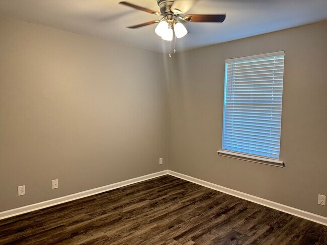 Building Photo - 423 Cook Dr