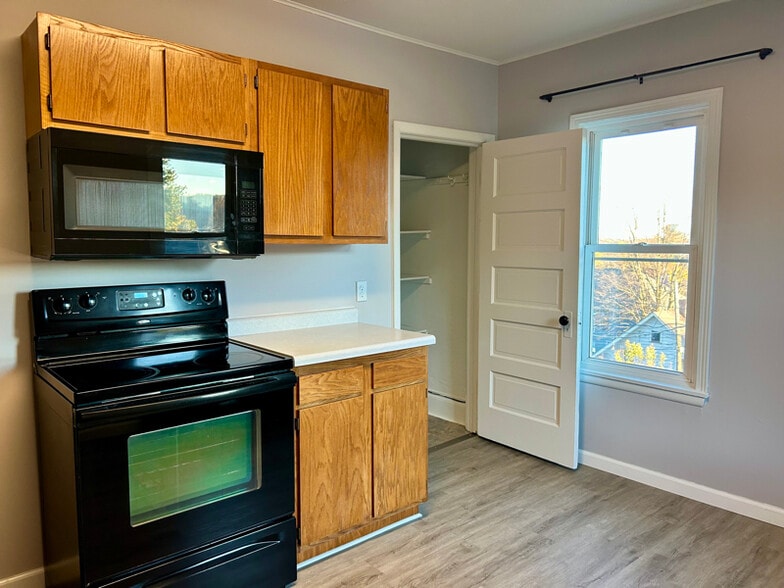 Building Photo - 112 Rock St