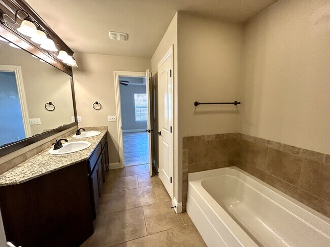 Building Photo - 2407 SW Edinburough Dr