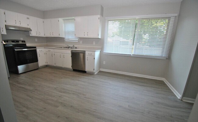 Building Photo - Available 8/1/26 - East Louisville 3 bed, 1.5 bath ranch on corner lot