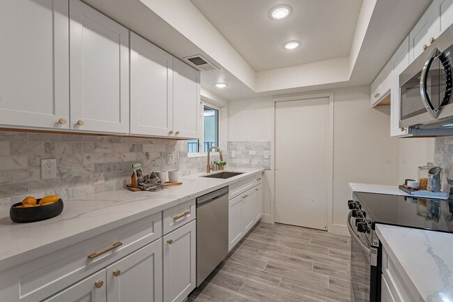 Building Photo - Fresh & Clean Townhome in North Phx!