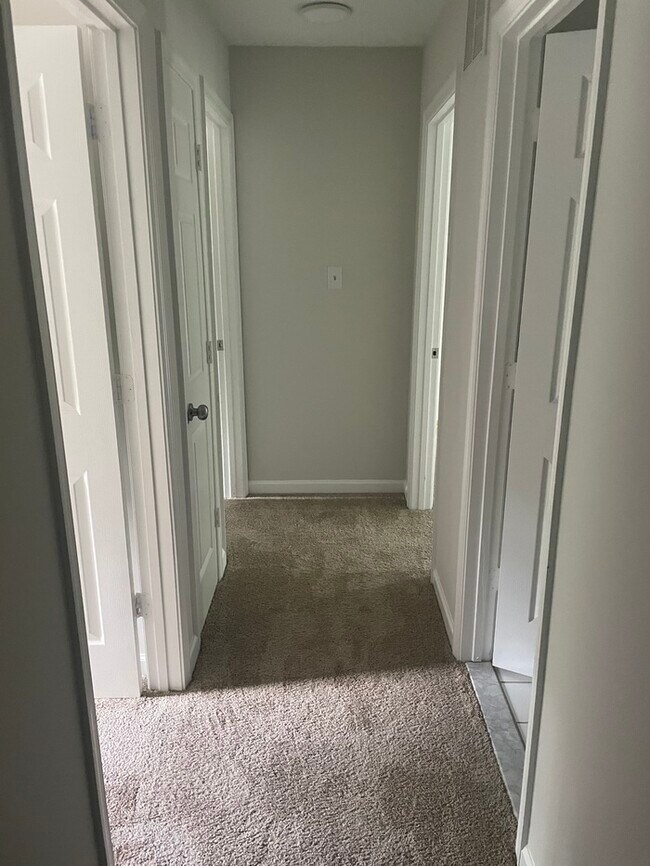 Building Photo - 3 Bedrooms 2 Bathrooms in a GREAT AREA