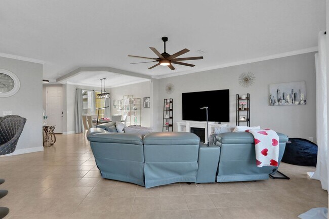 Building Photo - Flagler Station Townhome 3/2.5 - 2 car garage - 2000+ square feet