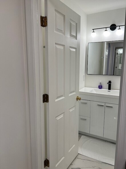 Master bathroom - 121 Timberbrook Ln