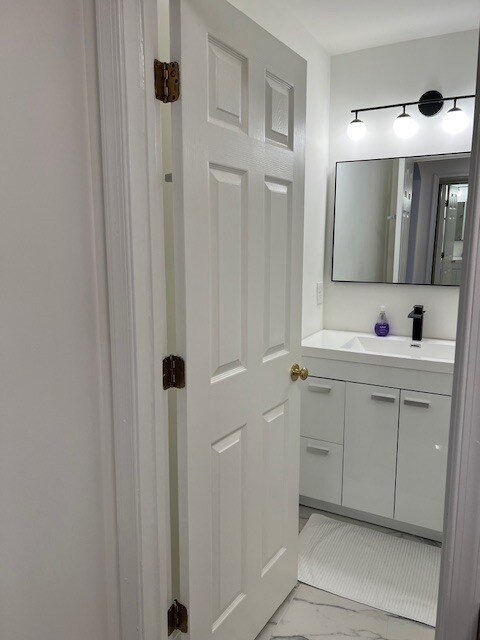 Master bathroom - 121 Timberbrook Ln