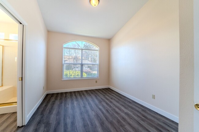 Building Photo - $200 OFF MOVE IN PRICE