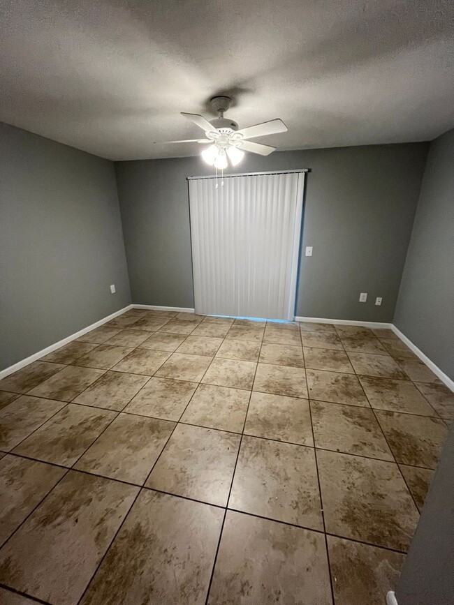 Building Photo - 2 Bed| 1 Bath NEW CARPET !