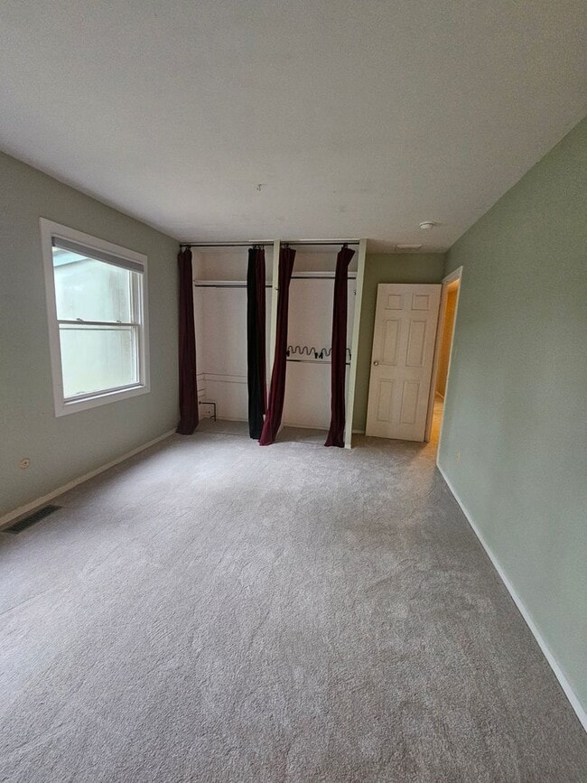 Building Photo - 3 Bedroom House Available July 15, 2026