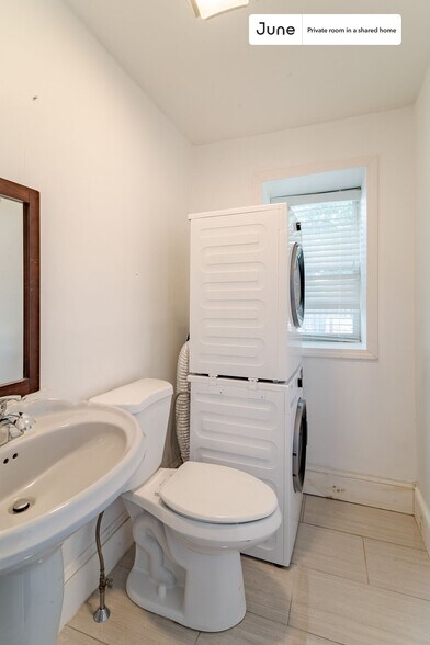 Building Photo - Room in Shared 3 bed/1.5 bath home
