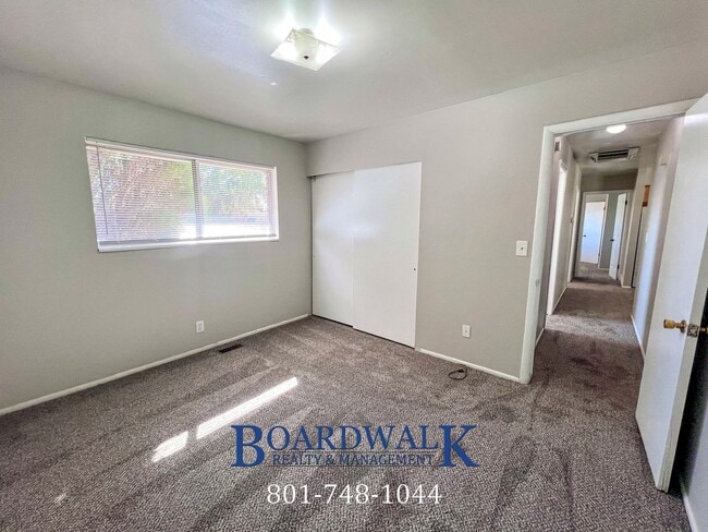 Building Photo - Awesome Sandy 5 Bed 2 Bath House!