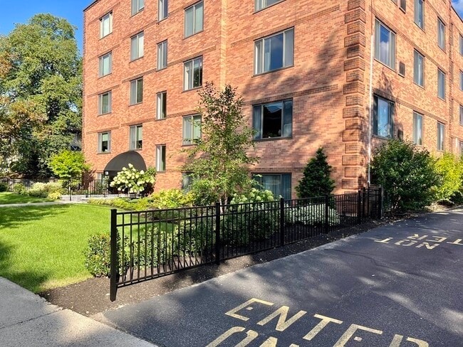 Building Photo - 128 Pleasant St