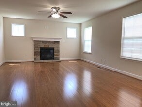 Building Photo - 6922 Lunette Ln