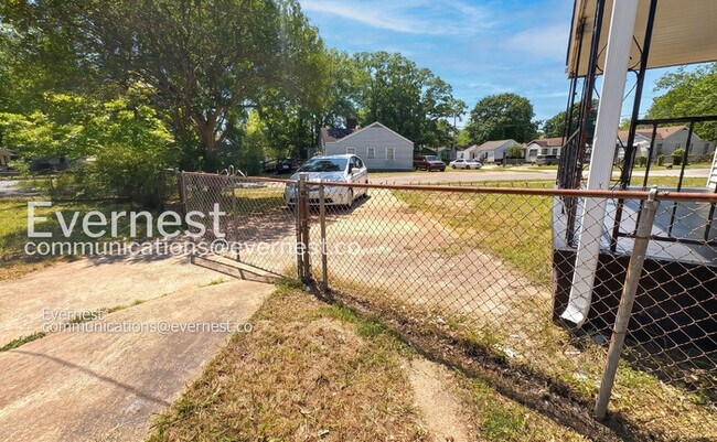 Building Photo - 200 Woodward Dr