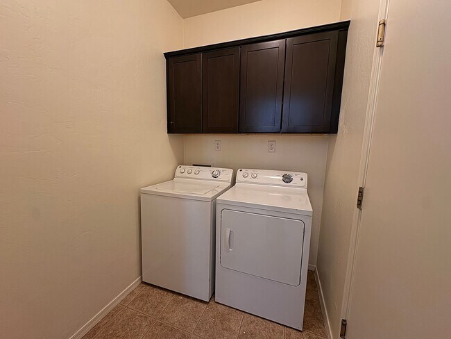 Building Photo - 3 Bed 2 Bath Gated Home On Grant & Silverbell With Community Pool