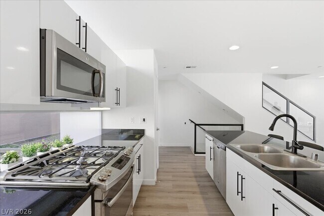 Building Photo - 250 Tower St