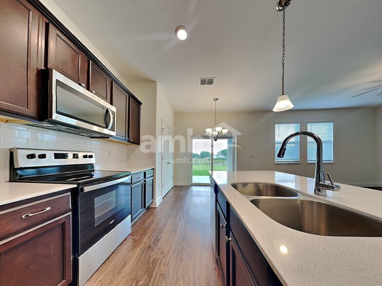 Building Photo - 1017 Walden Pond Dr