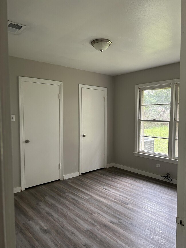 Building Photo - 1805 N McGuire Ave