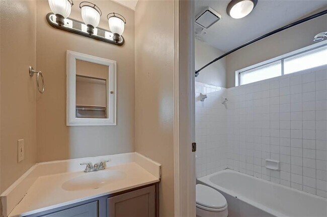 Building Photo - 2411 Country Pl Dr