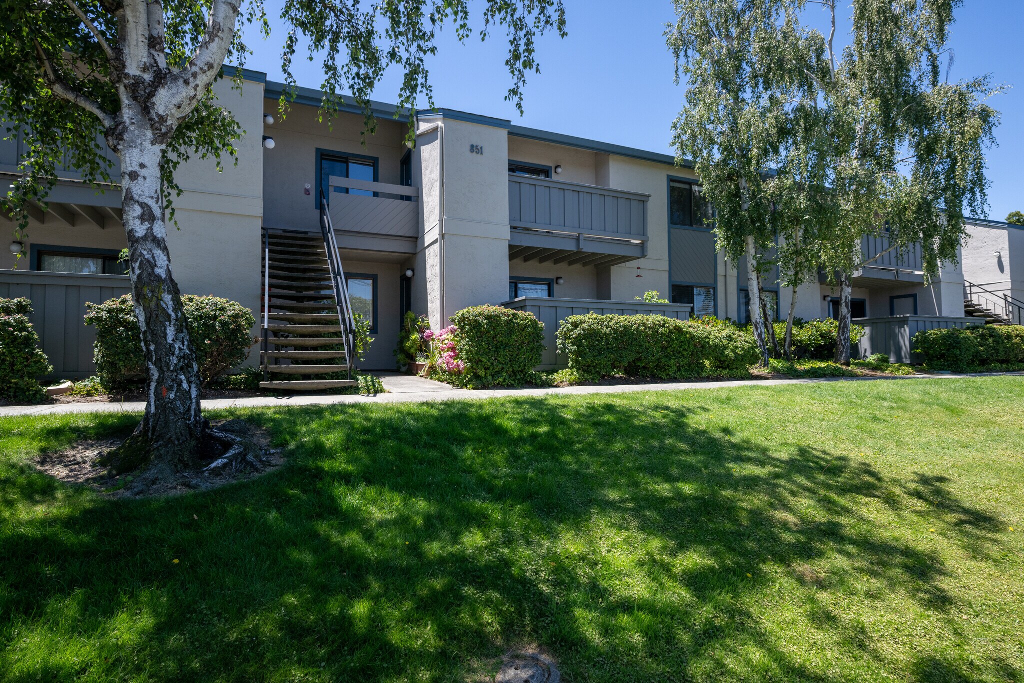Building Photo - 851 Woodside Way