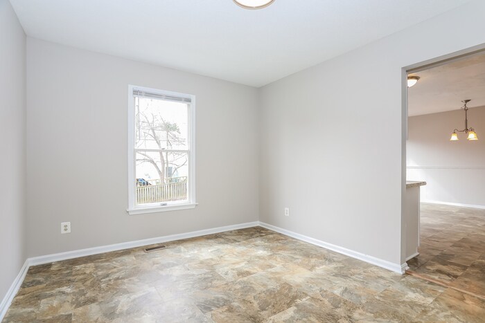 Building Photo - 9408 Seven Courts Dr