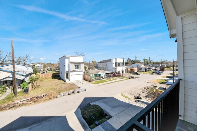 Building Photo - 410 E 41st St