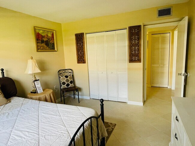 Building Photo - Palm Colony Indialantic, ground floor full furnished unit
