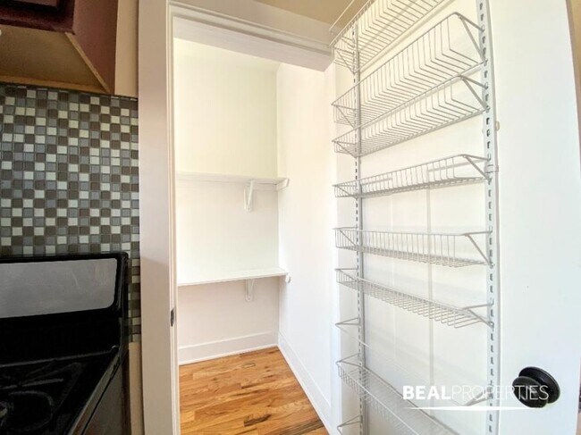 Building Photo - 2 bedroom in EVANSTON IL 60202