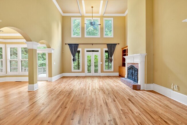 Building Photo - Spacious 7BR House in Powder Springs