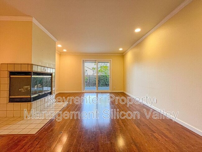 Building Photo - 700 Chiquita Ave