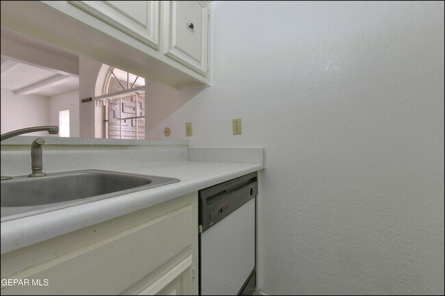 Building Photo - 6201 ESCONDIDO Dr