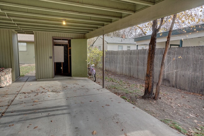 Building Photo - 2 bedroom, 1 bath duplex in the North End.