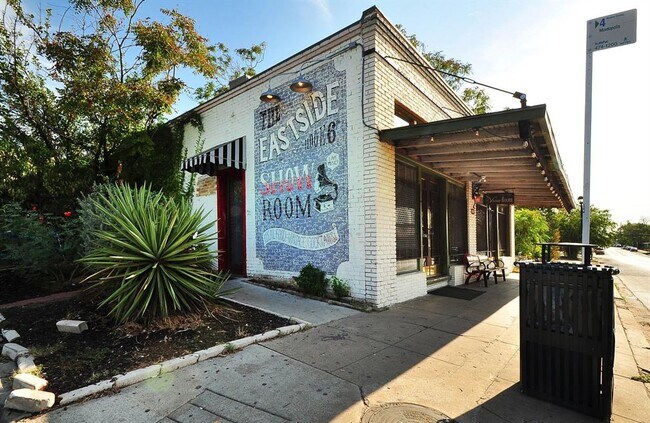 Building Photo - 800 Embassy Dr