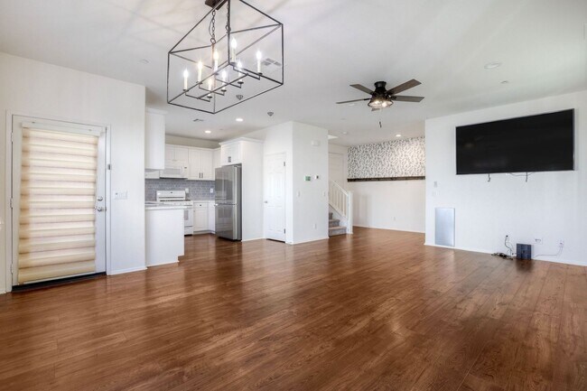 Building Photo - Beautiful Horse Creek Ridge Spacious 3 Bed / 2.5 Bath Home in Fallbrook with Solar