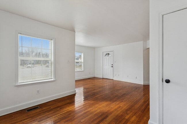 Building Photo - Christopher Shores