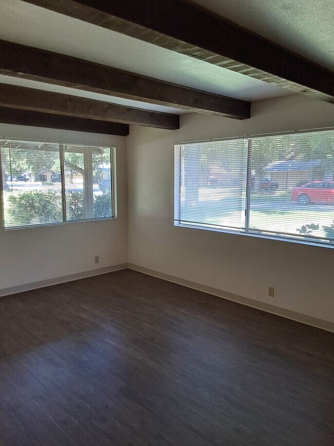Building Photo - 3 bedroom duplex