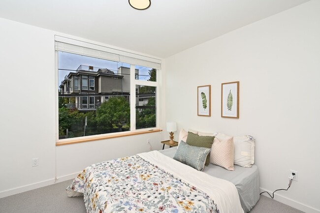 Building Photo - Modern 3-Level Townhome (2020) with Private Roof Deck & A/C