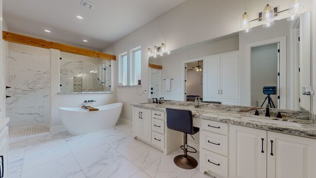 Building Photo - 112 Pindo Palm Dr