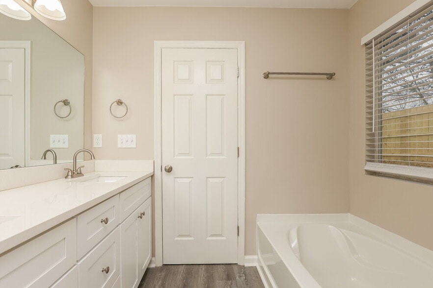 Building Photo - 107 Northlake Dr