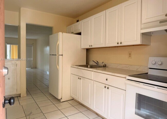 Building Photo - 1900 W 54th St