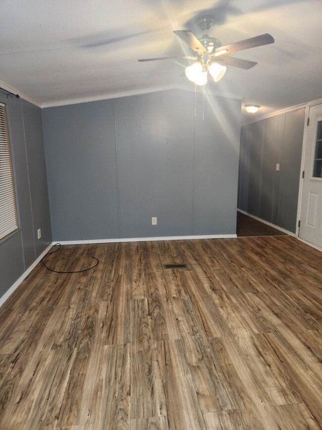 Building Photo - 7310 Pineview Dr